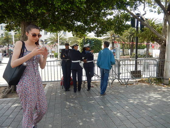 Policistke na aveniji Habib Bourghiba, foto Brane Maselj